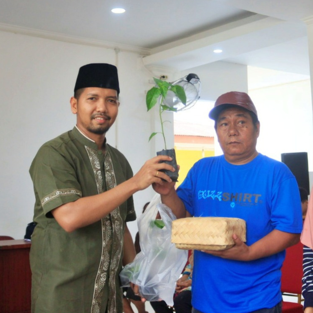 Rayakan Idul Adha 1444 H, Plt. Camat Bagikan daging Qurban, Minyak Goreng dan Bibit Cabai Dan Terong Kepada Warga